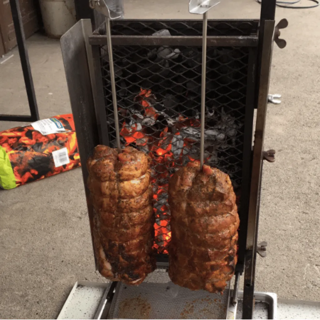 Grill vertical avec quatre broches